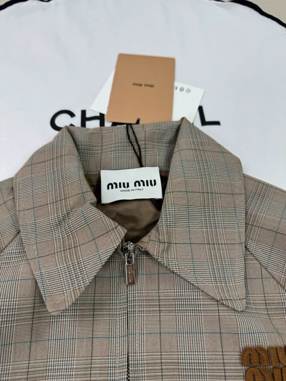 Miu Miu loose-fitting jacket in a light brown plaid pattern (Size M) - Picture 2 of 8